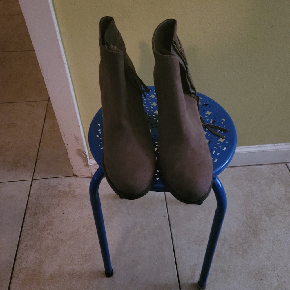 Shoes - Picture 3 of 3